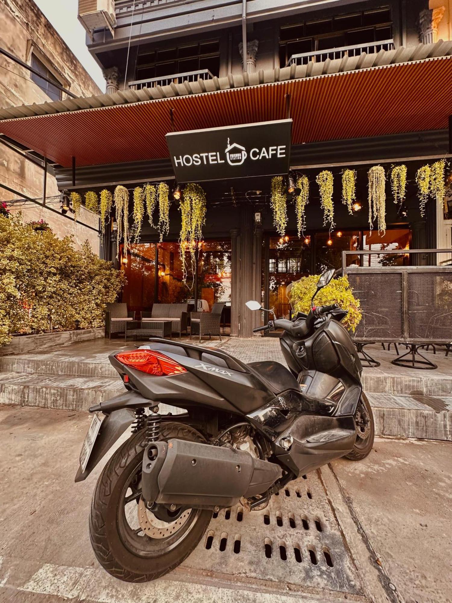 Hostel Friends Station & Cafe Pattaya Luaran gambar