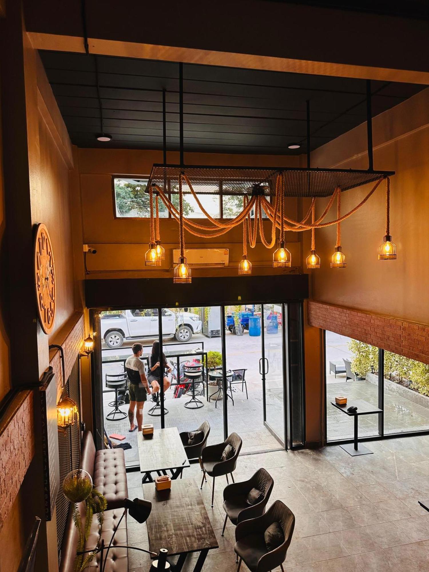 Hostel Friends Station & Cafe Pattaya Luaran gambar