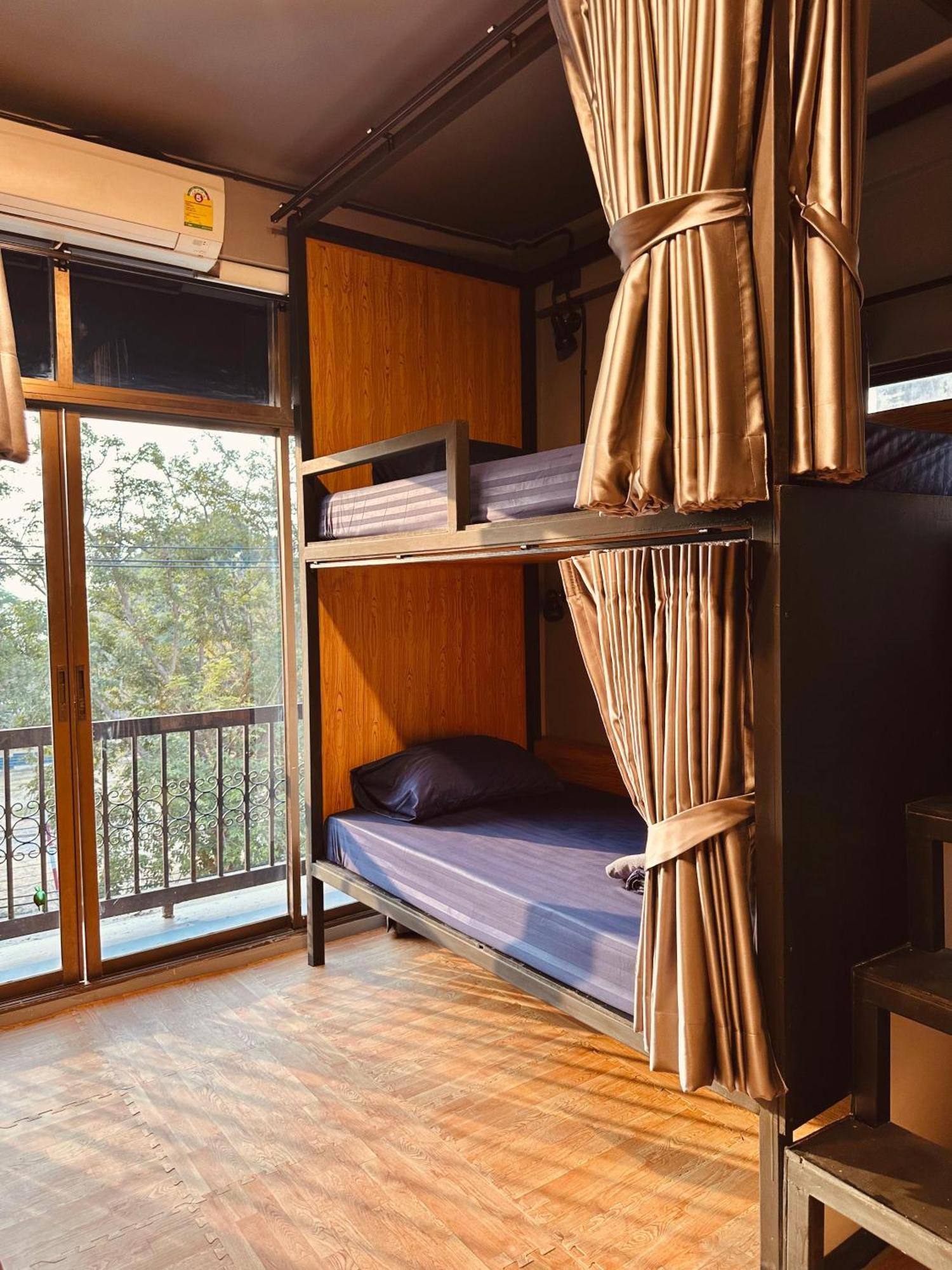 Hostel Friends Station & Cafe Pattaya Luaran gambar